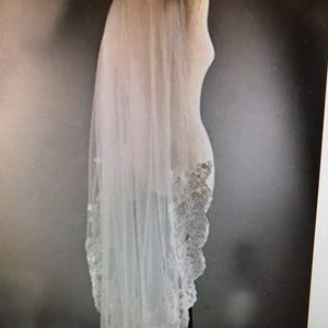 40" Mid Floral Lace Veil Pale Ivory